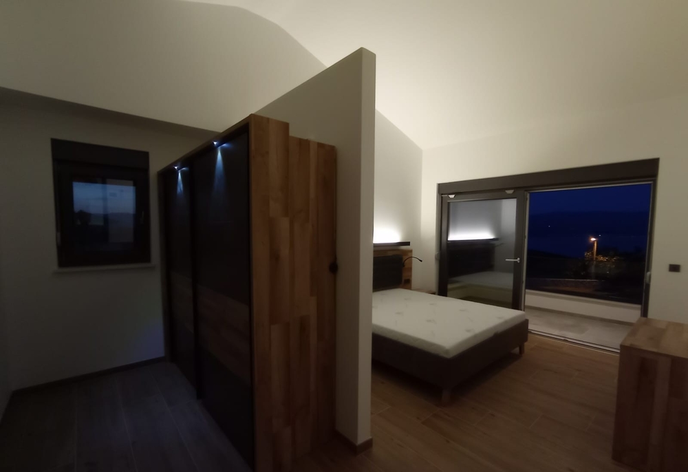 Camera da letto accogliente in un immobile in Croazia, con accesso diretto alla terrazza