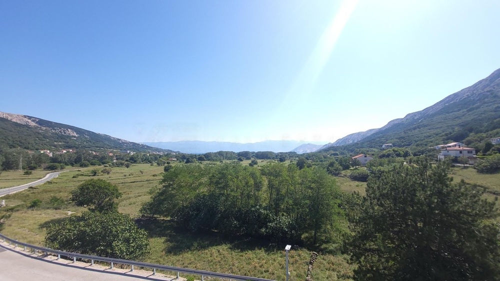 Casa con appartamenti e piscina a Baska, isola di Krk, vista sulla valle fino al mare
