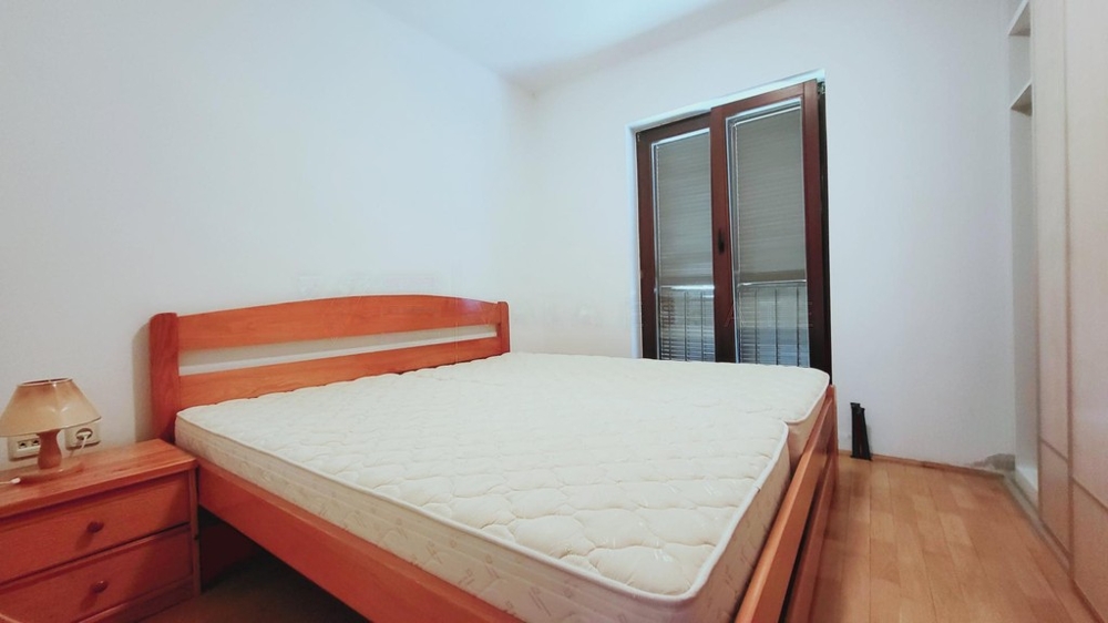 Camera da letto con letto matrimoniale e porta del balcone