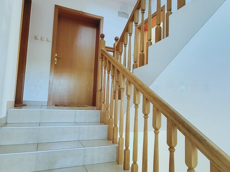 Vano scala con ringhiera in legno