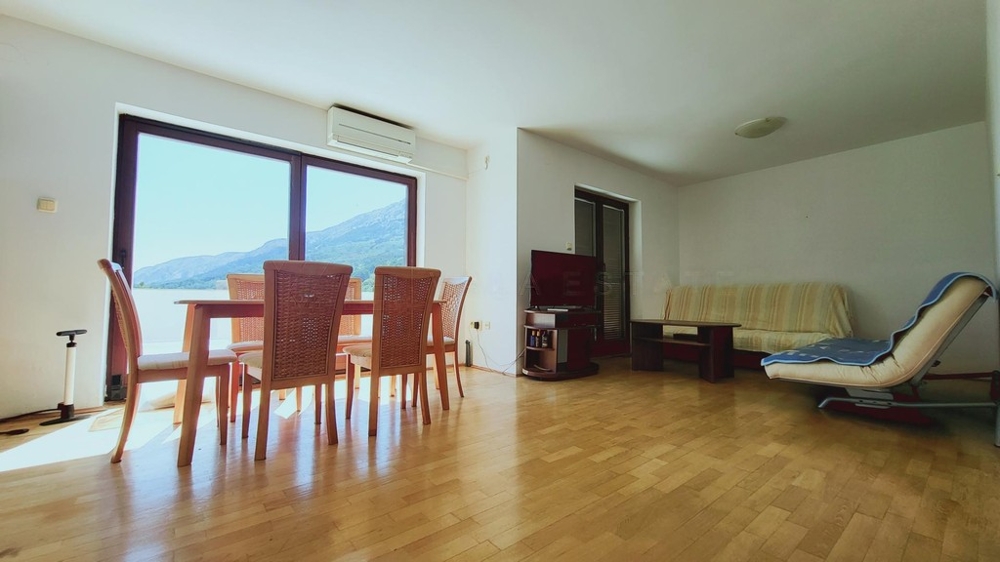 Luminosa zona giorno con parquet e vista su monti e mare