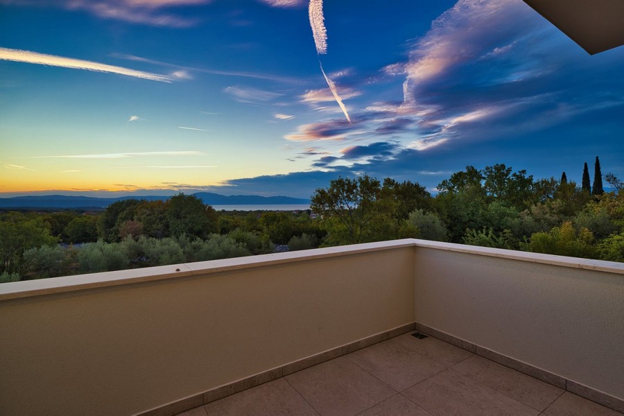 Vista dal balcone dell'immobile sull'isola di Krk con ampia veduta sul pittoresco paesaggio al crepuscolo