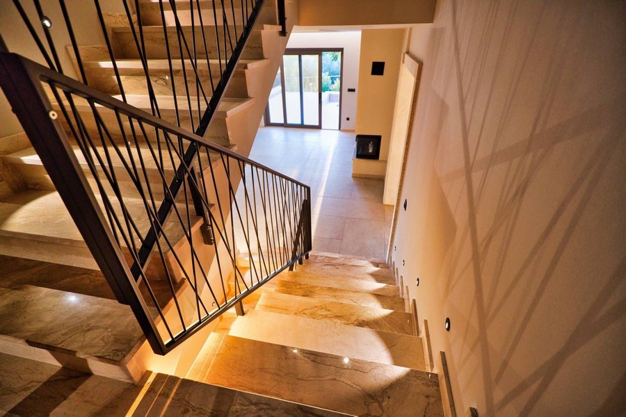 Scala in marmo all'interno dell'immobile sull'isola di Krk, che sottolinea eleganza e design moderno
