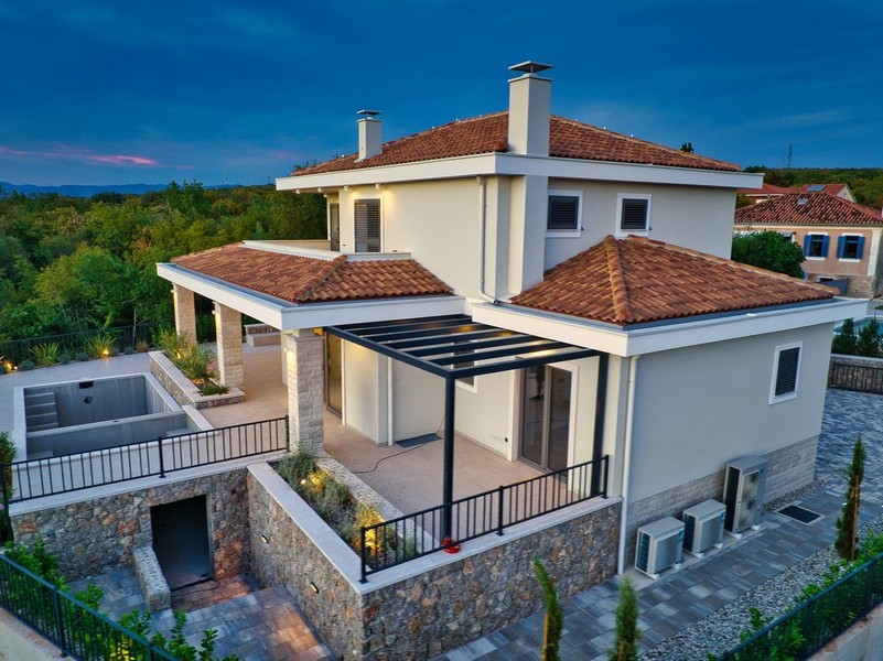 Vista dall'alto di un elegante immobile sull'isola di Krk con terrazza e piscina in fase di costruzione