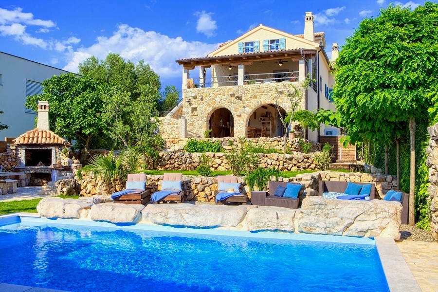 Piscina all'aperto con gradini incorporati, fiancheggiata da muri in pietra naturale, immobile isola di Krk.