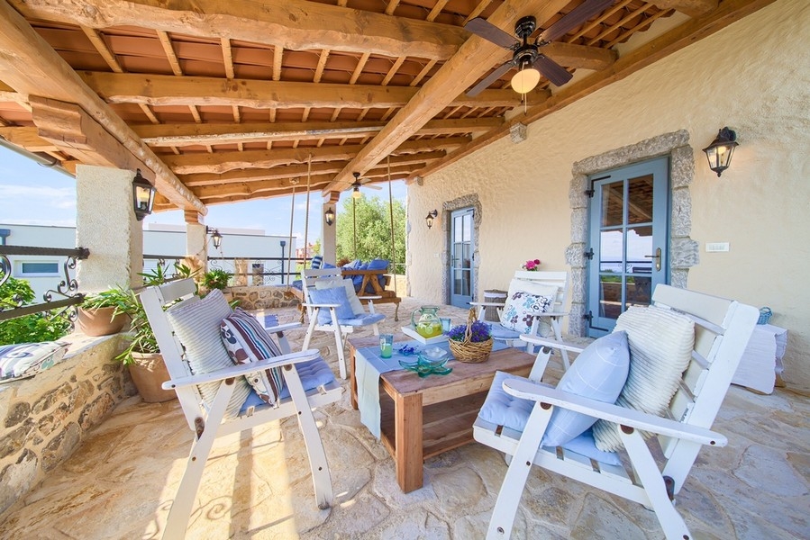 Terrazza accogliente con mobili rustici in legno e pavimento lastricato, caratteristica dell'immobile sull'isola di Krk.