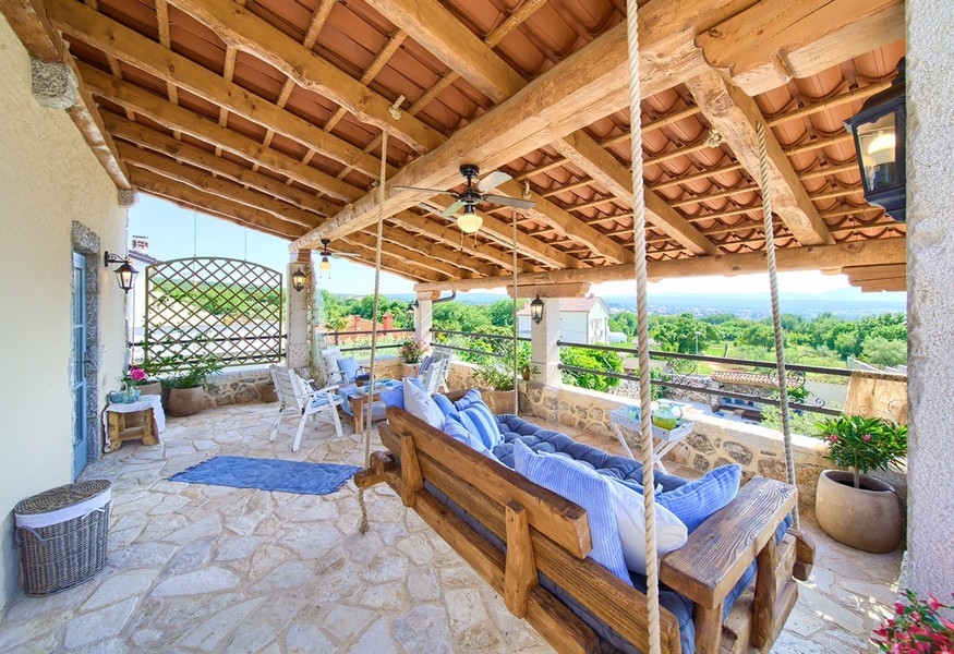 Divano sospeso sulla terrazza in pietra, una caratteristica rilassante dell'immobile sull'isola di Krk.