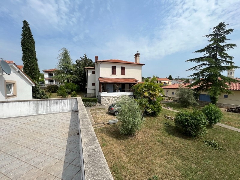 Seconda casa con loggia e grande terreno a prato