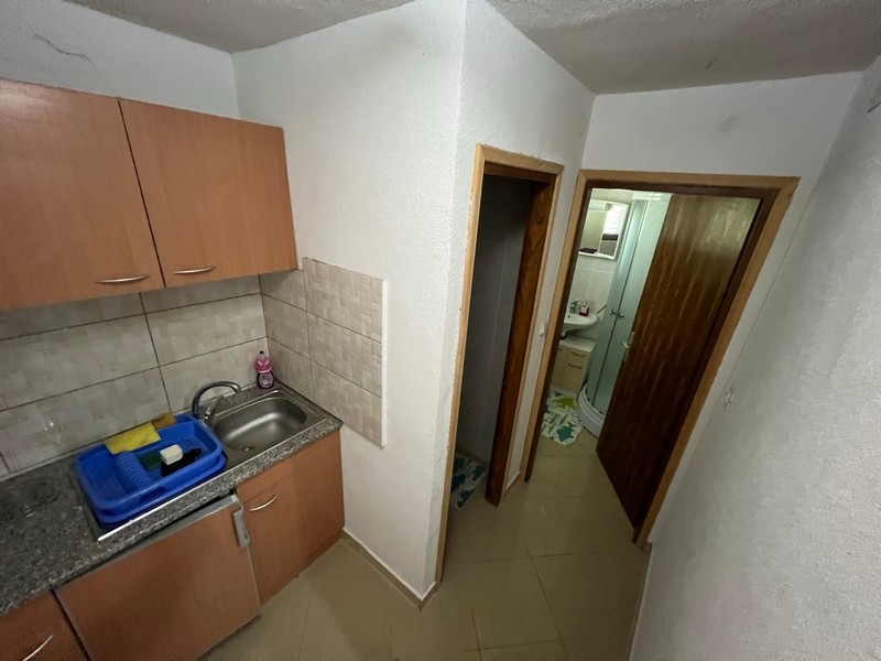 Piccola cucina con corridoio adiacente in un immobile sull'isola di Krk, mostra uno stile minimalista.