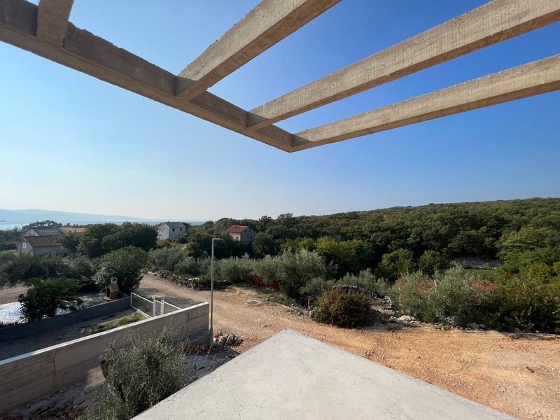Immobili Croazia, città di Krk, villa in vendita isola di Krk - vista da una villa sulla natura circostante e sul mare in lontananza