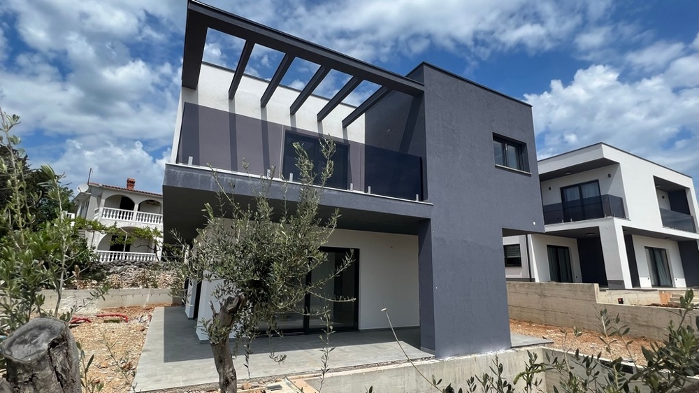 Immobili Croazia, città di Krk, villa in vendita isola di Krk - villa moderna con facciata grigia e grandi finestre