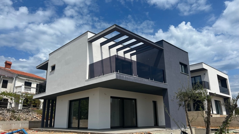 Immobili Croazia, città di Krk, villa in vendita isola di Krk - vista di una villa moderna con balcone e pergola