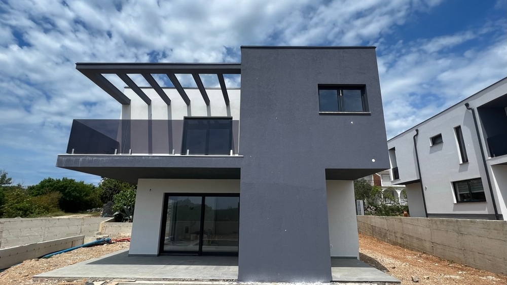 Immobili Croazia, città di Krk, villa in vendita isola di Krk - vista frontale di una villa moderna dal design minimalista