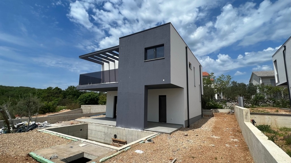 Immobili Croazia, città di Krk, villa in vendita isola di Krk - vista laterale di una villa moderna con fondamenta in cemento e paesaggio circostante