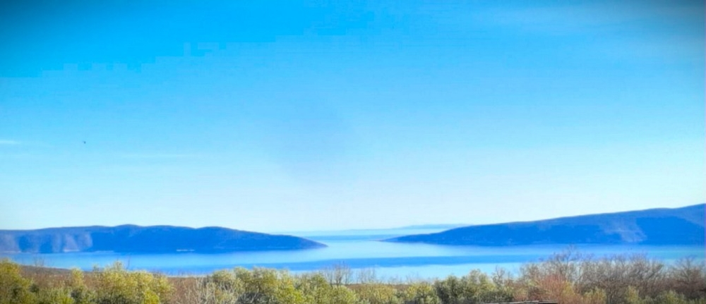 Vista panoramica sul mare da una villa mediterranea sull'isola di Krk