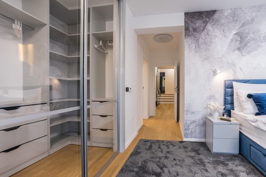 Cabina armadio nella camera da letto principale di questo lussuoso immobile in Croazia.