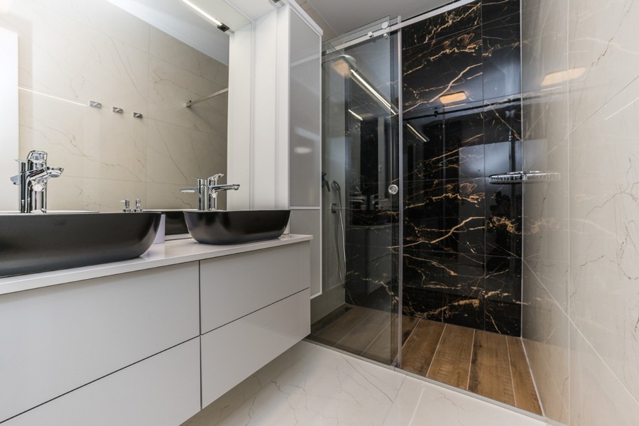 Bagno moderno con doppio lavabo e ampia doccia in questo bell'immobile in Croazia.