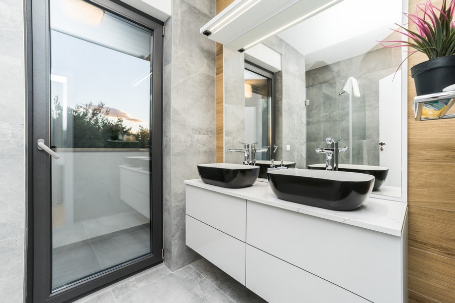 Elegante design del bagno con accesso a un balcone privato, che accresce il fascino di questo immobile in Croazia.