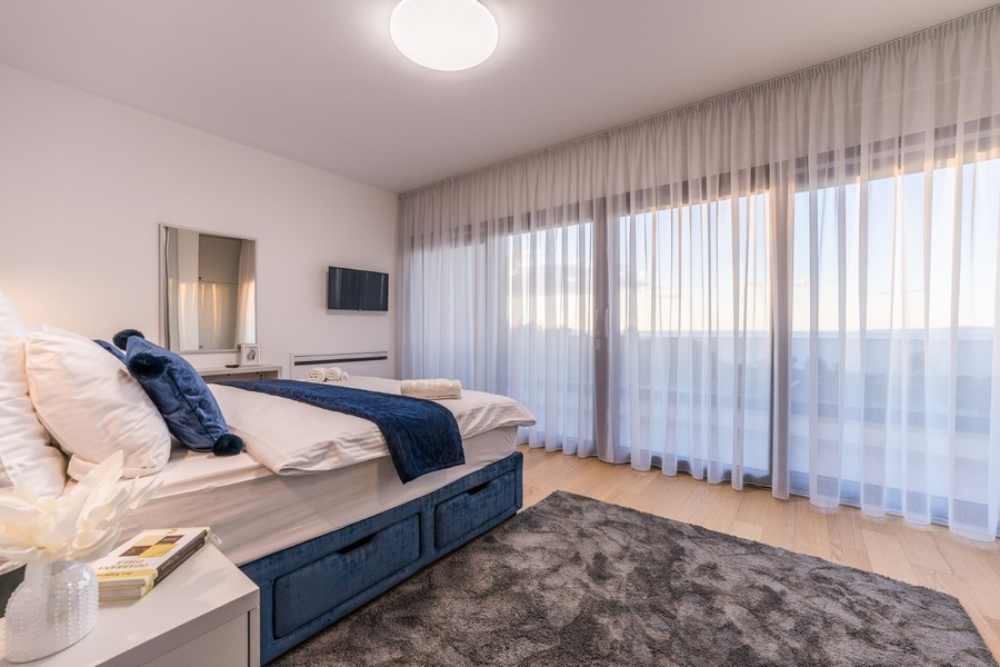 Accogliente camera da letto con vista mozzafiato, offre quiete nel vostro nuovo immobile in Croazia.