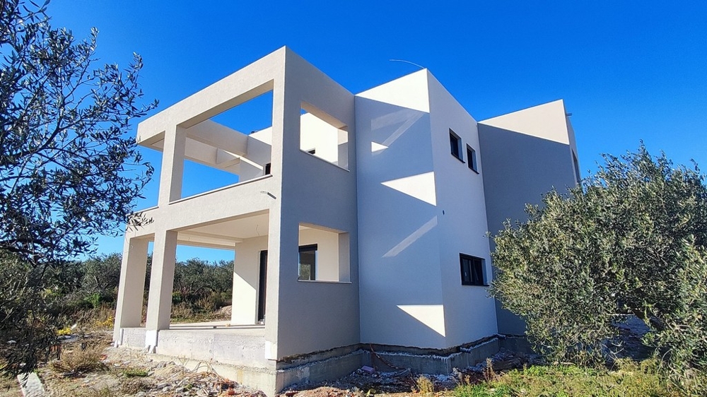 Immobili in Croazia, villa moderna a Vodice con piscina e terrazza, circondata da alberi