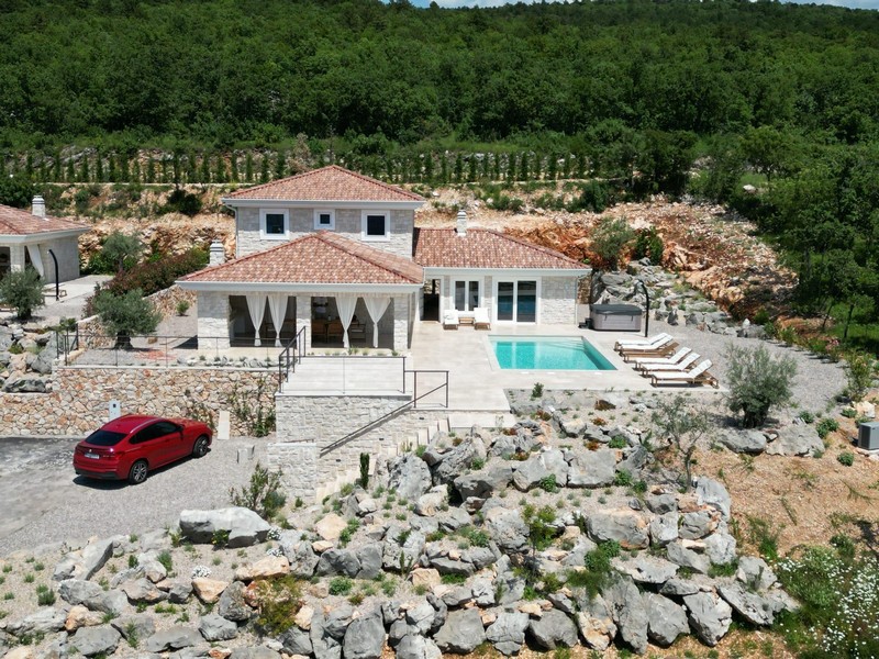Villa nuova con piscina e vista mare in vendita in Croazia.