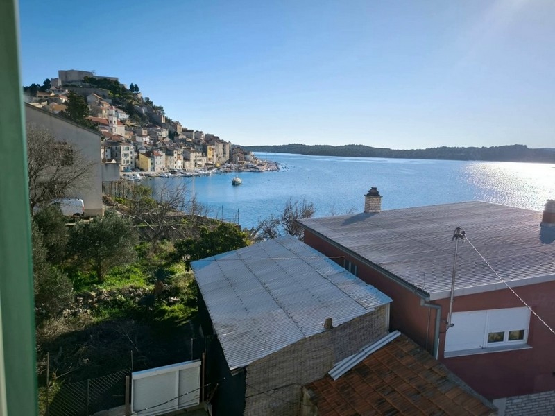 Vista sul pittoresco porto in Croazia, occasione perfetta per acquistare una casa in Croazia con vista mozzafiato.