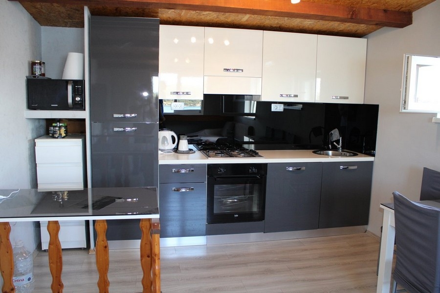 Cucina moderna in una casa in Croazia, perfetta per chi pensa di acquistare una casa in Croazia e vuole godersi la vita sul mare.