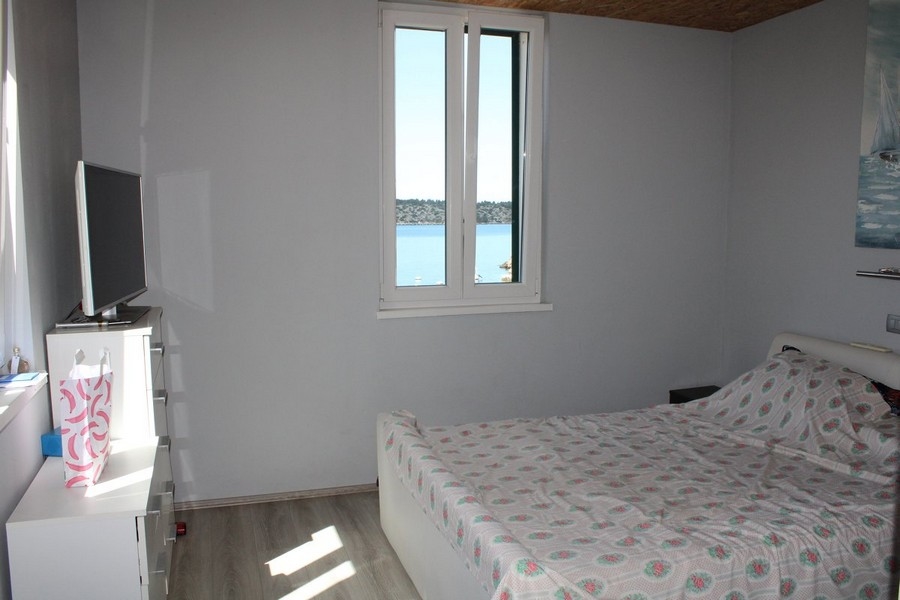 Camera da letto con vista sul mare, offerta perfetta per chi vuole acquistare una casa in Croazia e svegliarsi ogni mattina con questa vista.