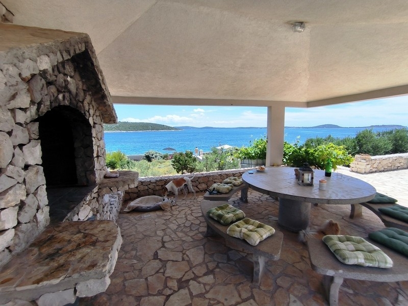 Gazebo barbecue sul mare.