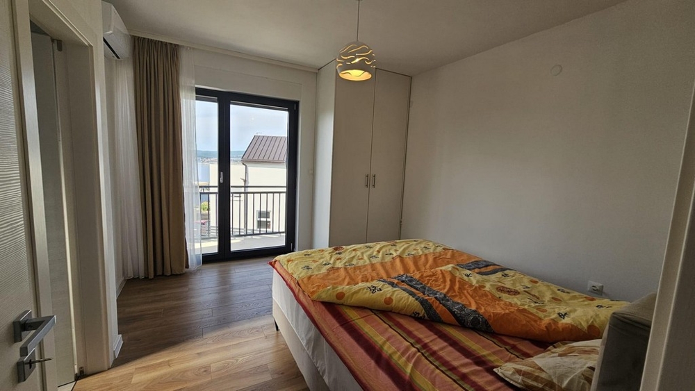 Camera da letto con balcone e vista mare