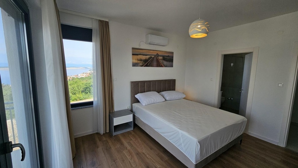 Camera da letto principale con vista mozzafiato, perfetta per acquistare una villa in Croazia