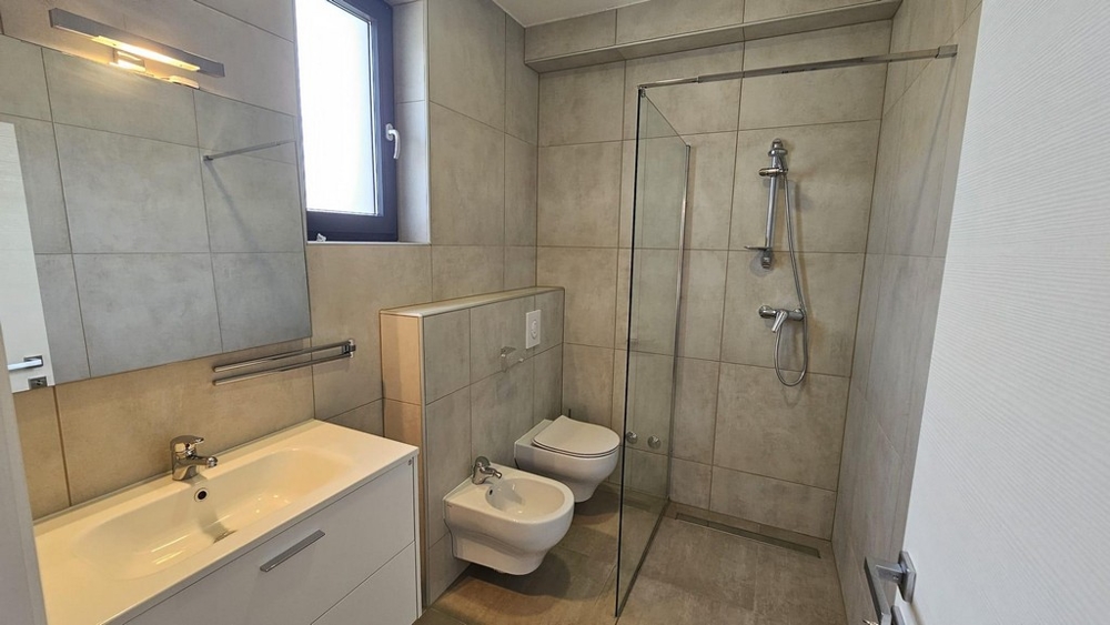 Bagno moderno con doccia
