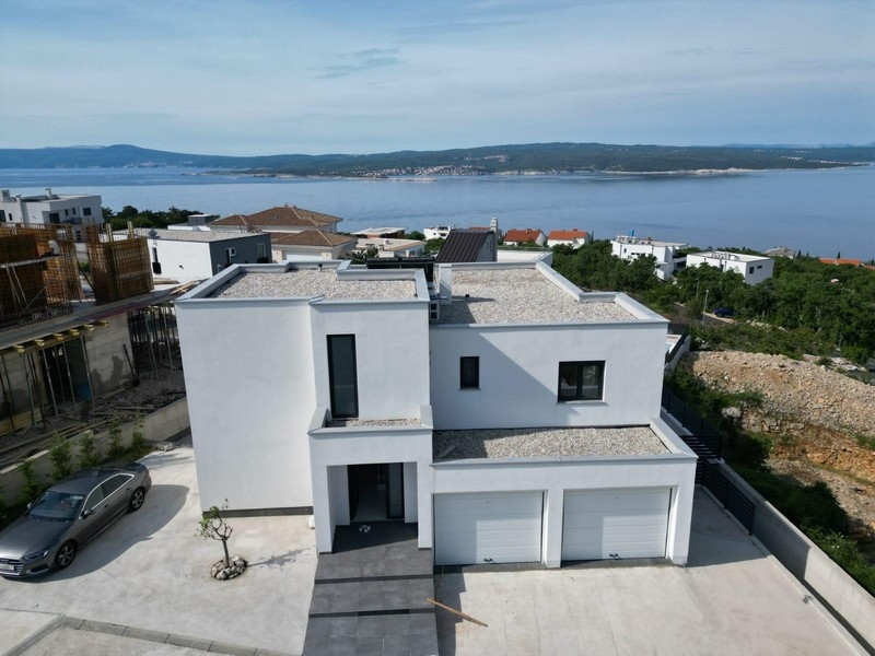 Villa moderna con vista mare e due garage in vendita.