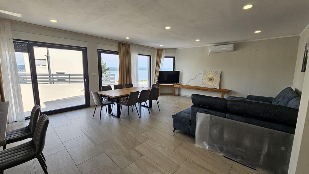 Ampia zona giorno con accesso alla terrazza della villa H3018, in vendita a Crikvenica (Croazia).