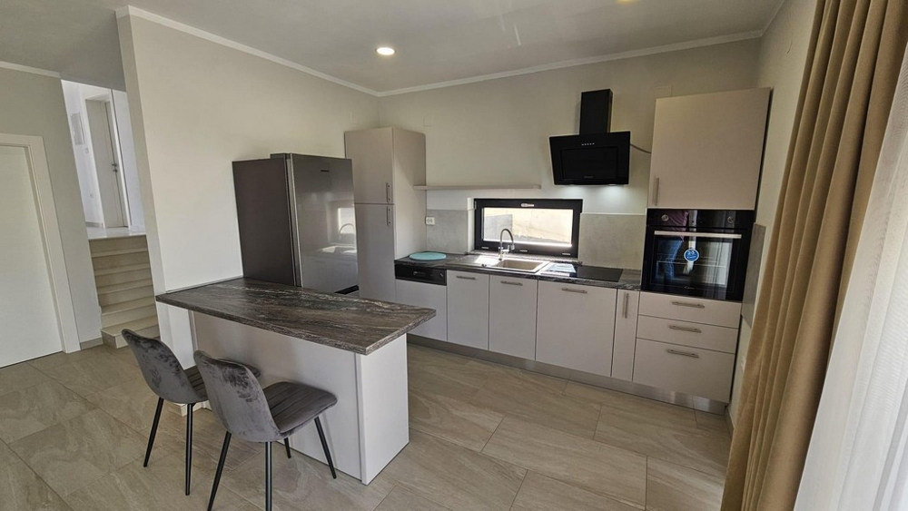 Cucina moderna con elettrodomestici di alta qualità, adatta per acquistare una villa in Croazia