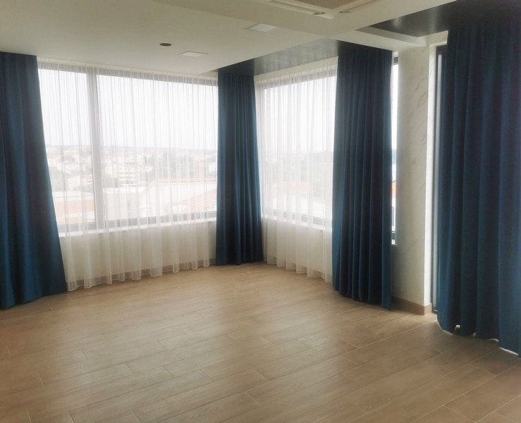 Un'altra camera da letto con accesso alla terrazza e vista sulla piscina