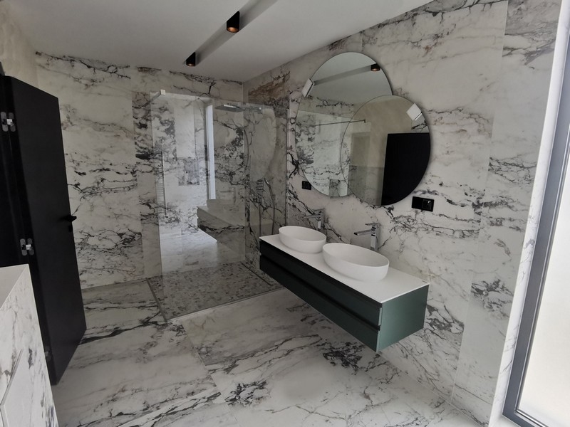 Bagno moderno con eleganti elementi in marmo e doppio lavabo