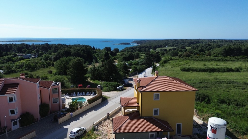Immobili Croazia, villa con piscina in vendita a Medulin. Vista panoramica sul paesaggio costiero e sulle aree verdi circostanti