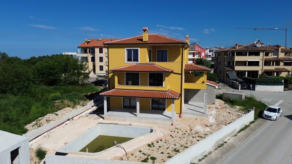 Immobili Croazia, villa con piscina in vendita a Medulin. Ampia villa con piscina in fase di costruzione, circondata da case vicine