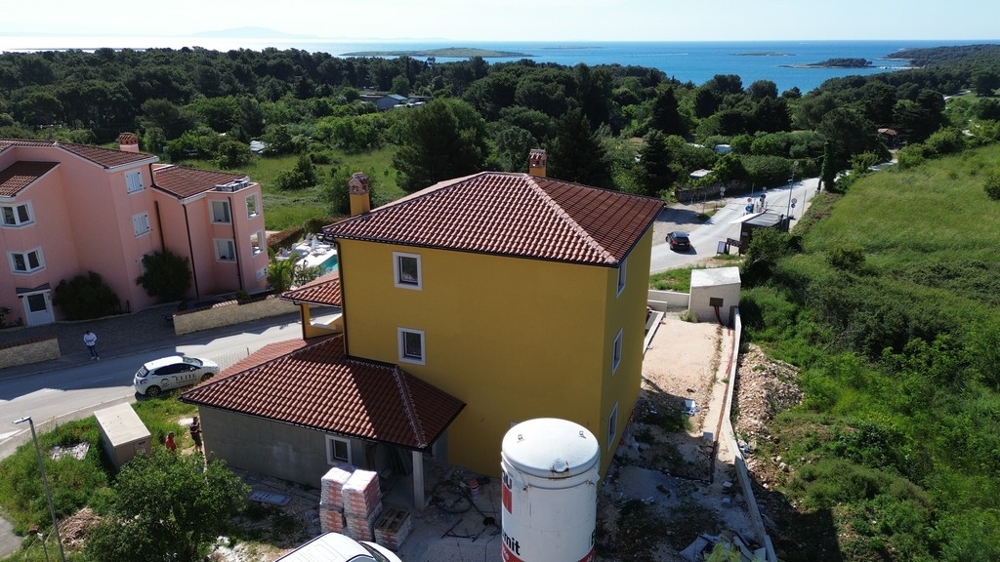 Villa in Croazia in fase di costruzione con vista sul paesaggio costiero circostante e sulle aree verdi