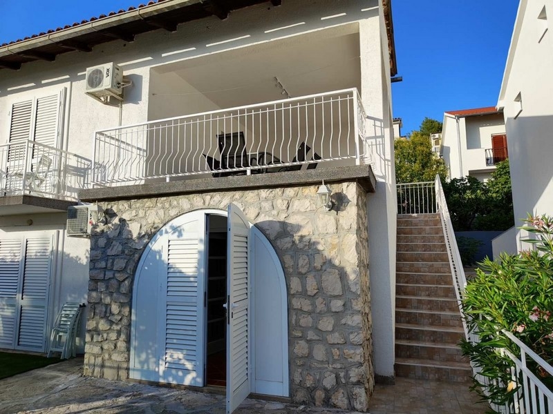 Casa curata con due unità abitative e vista mare