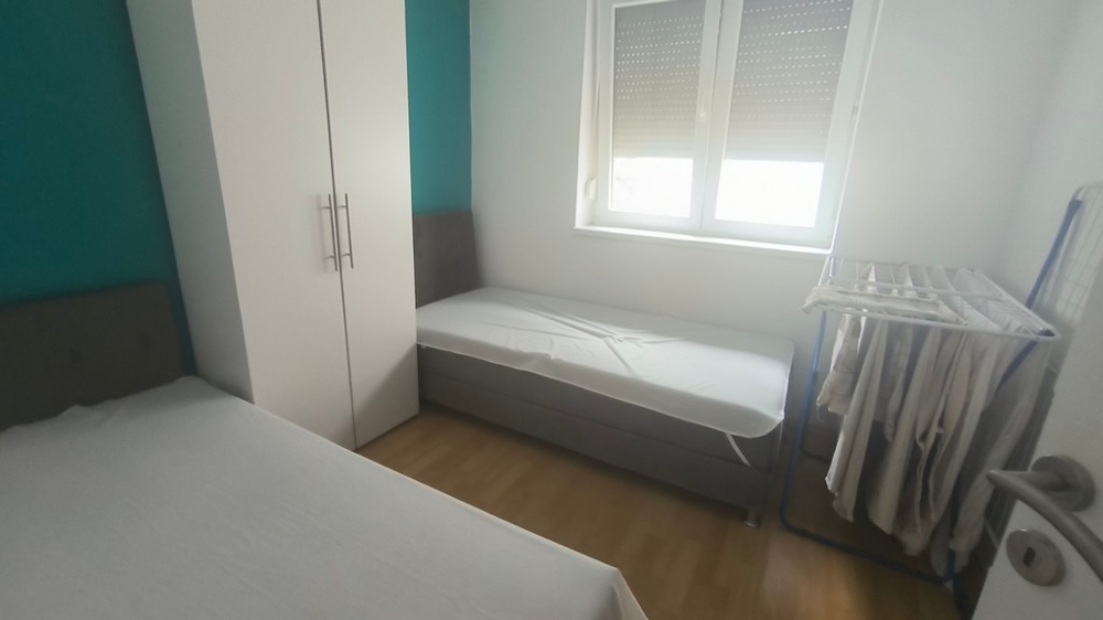 Camera da letto con finestra e arredamento