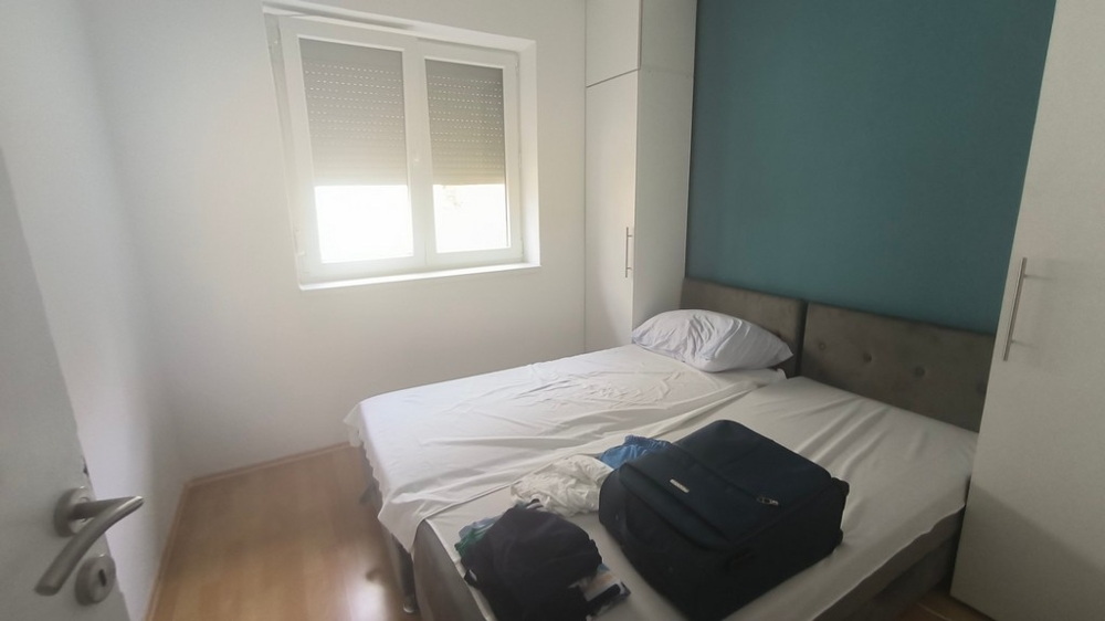 Piccola camera da letto con finestra