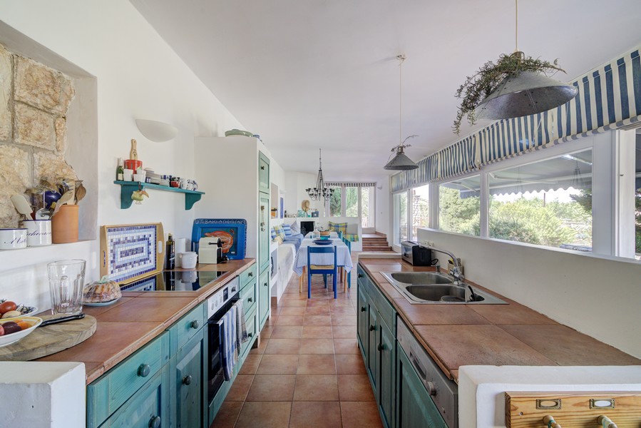 Zona pranzo e vista sulla cucina ristrutturata.