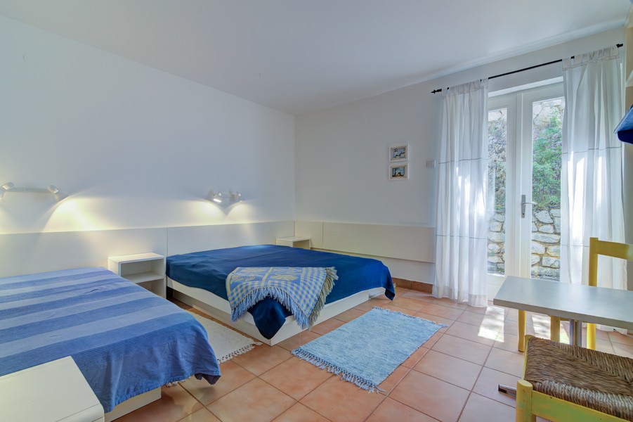 Vista in una camera da letto nel sottotetto.