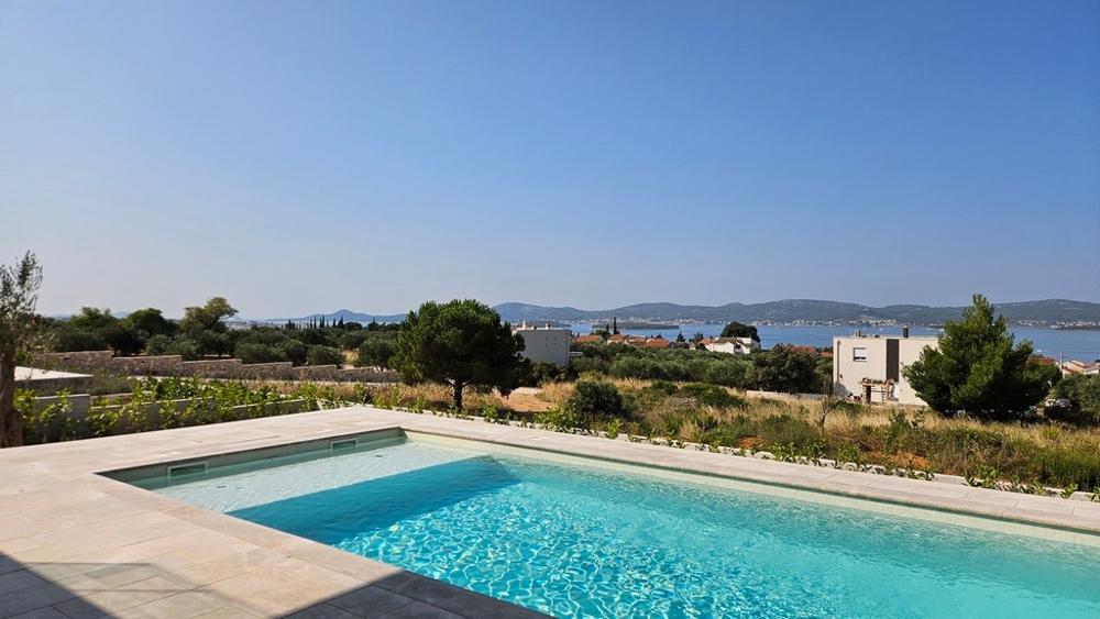 Piscina e vista mare dell'immobile H3035 in Croazia.