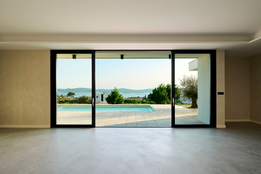 Zona giorno con vista mare e vista sulla piscina.