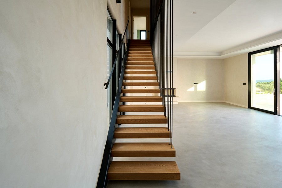 Scala moderna verso il piano superiore.