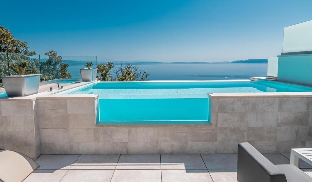 Casa bifamiliare a Volosko con piscina sopra la baia