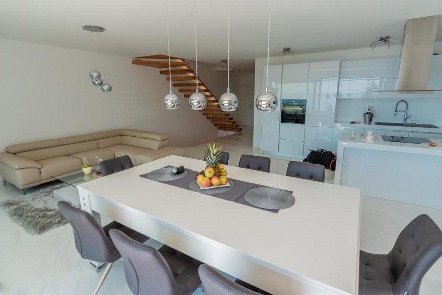 Zona giorno e pranzo luminosa e ariosa con cucina contemporanea